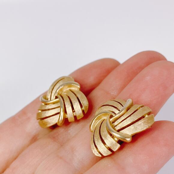 VTG Signed Crown Trifari Earrings Knot Ribbon Clip On 1950s Textured Gold Tone - Picture 5 of 10